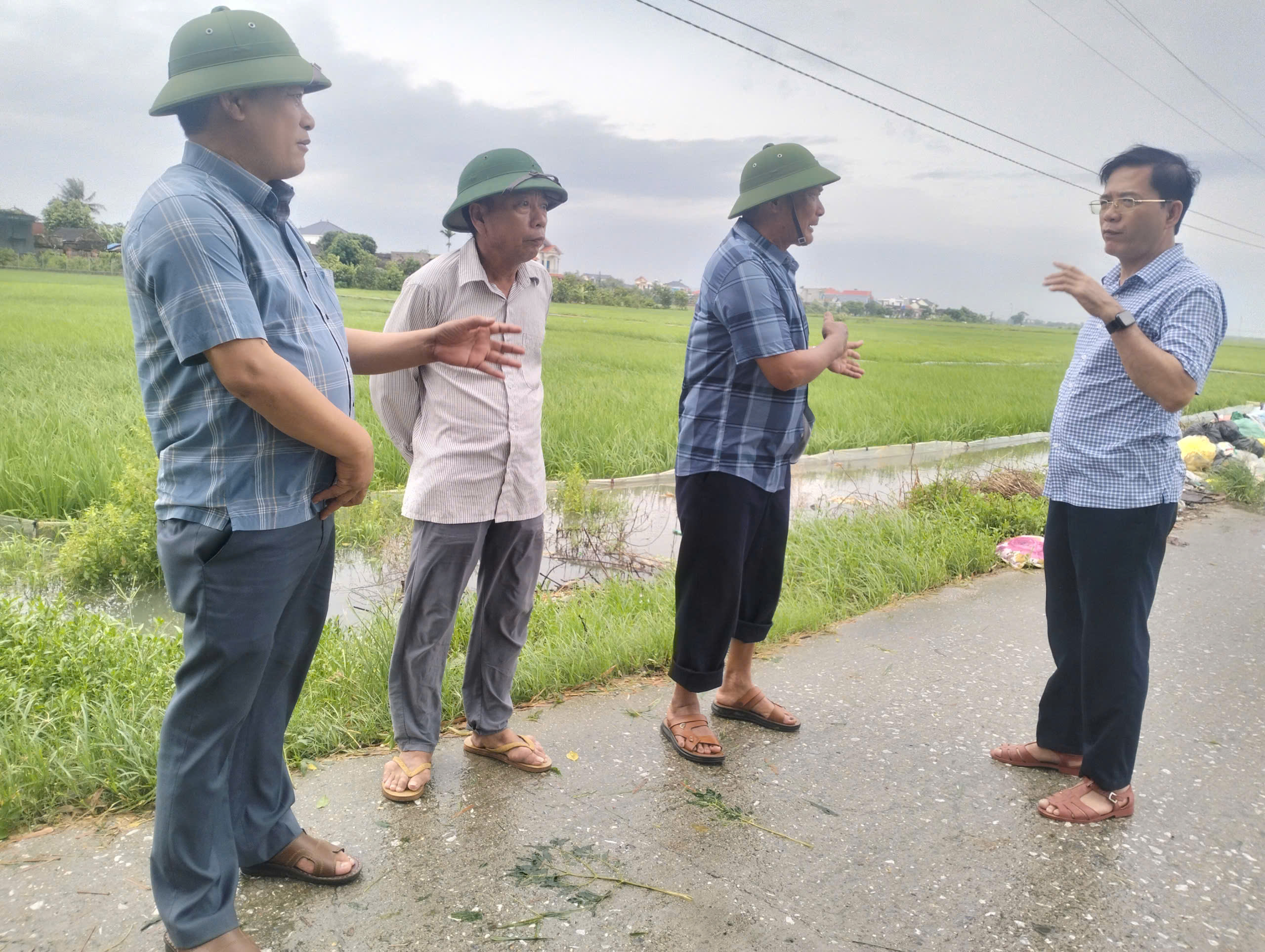 LÃNH ĐẠO XÃ PHỤ DỰC TRỰC TIẾP KIỂM TRA, CHỈ ĐẠO TIÊU ÚNG ỨNG PHÓ HOÀN LƯU BÃO SỐ 4.