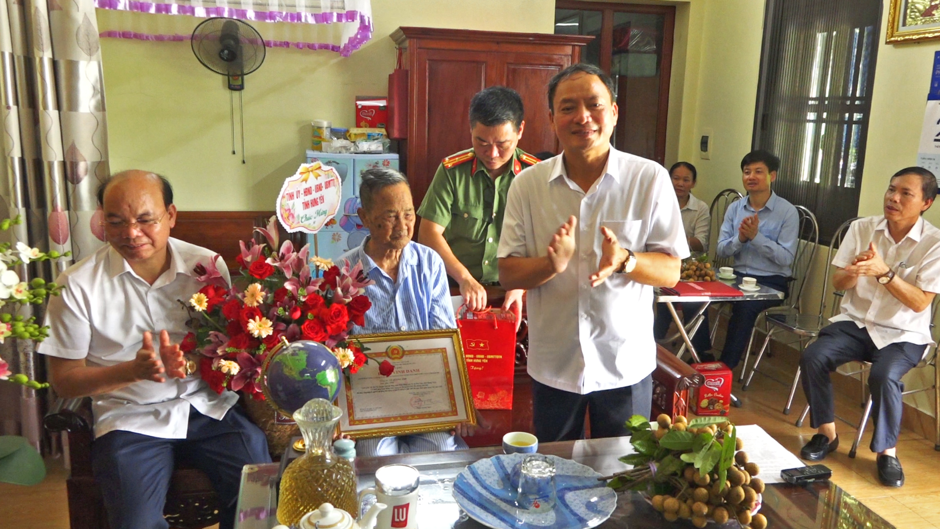 ẤM ÁP LỄ TRAO TẶNG HUY HIỆU 80 NĂM TUỔI ĐẢNG VÀ VINH DANH CÁN BỘ TIỀN KHỞI NGHĨA TẠI XÃ PHỤ DỰC.