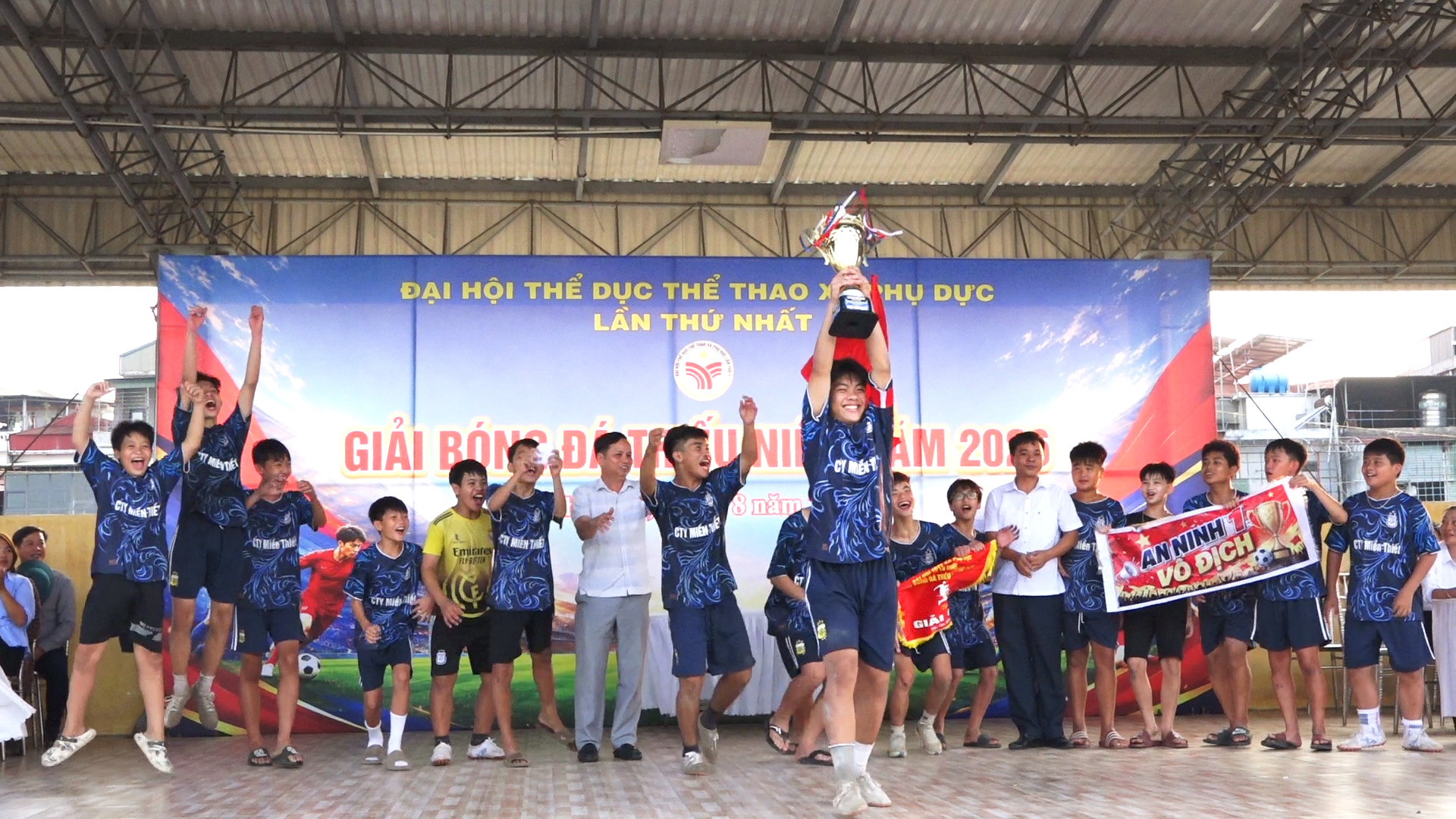 PHỤ DỰC RỘN RÀNG TRONG LỄ BẾ MẠC VÀ TRAO GIẢI BÓNG ĐÁ THIẾU NIÊN NĂM 2026.
