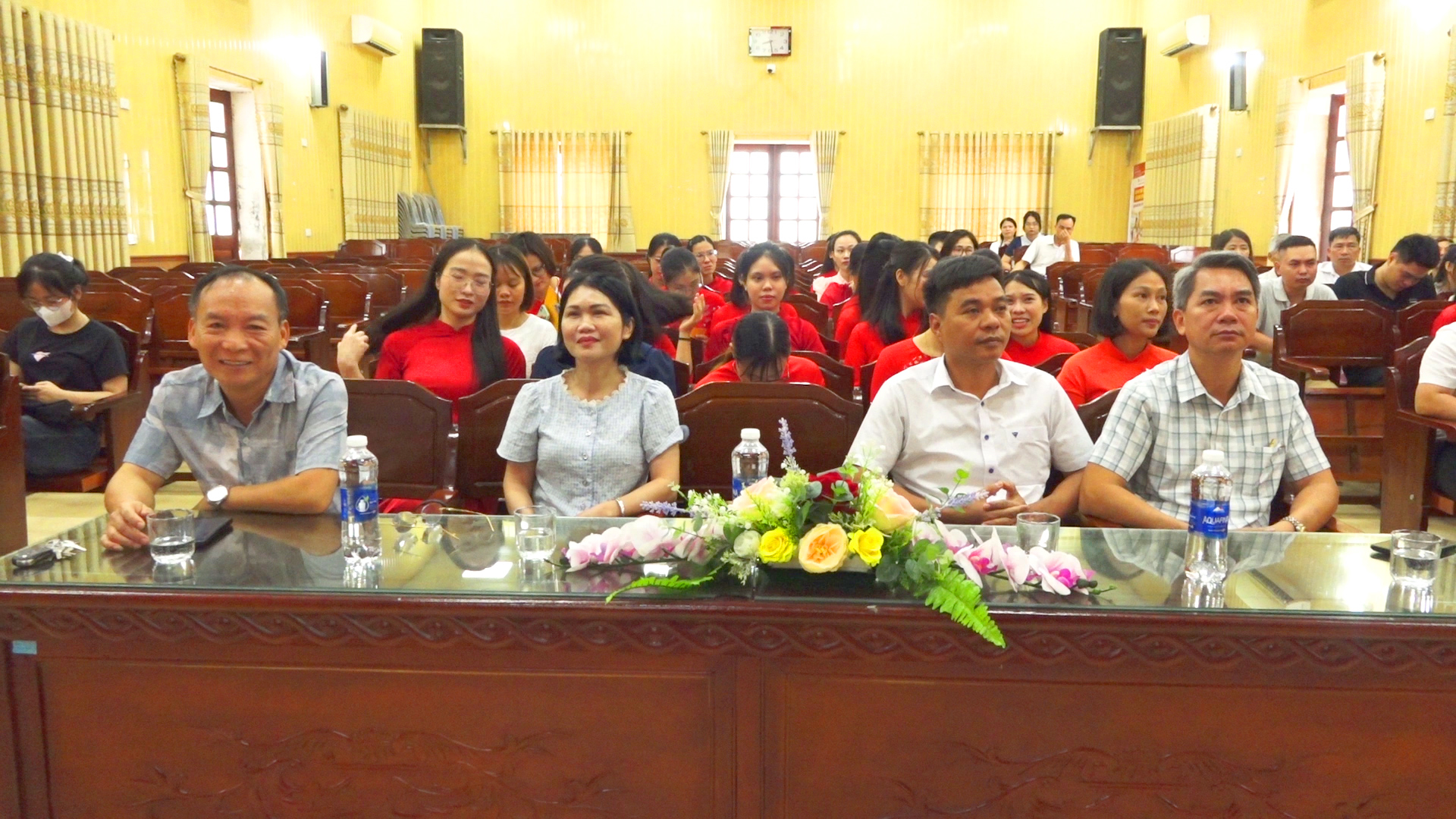 UBND XÃ PHỤ DỰC TỔ CHỨC TRANG TRỌNG HỘI NGHỊ TRAO QUYẾT ĐỊNH TIẾP NHẬN VÀ PHÂN CÔNG CÔNG TÁC CHO 37 VIÊN CHỨC GIÁO DỤC NĂM 2026.